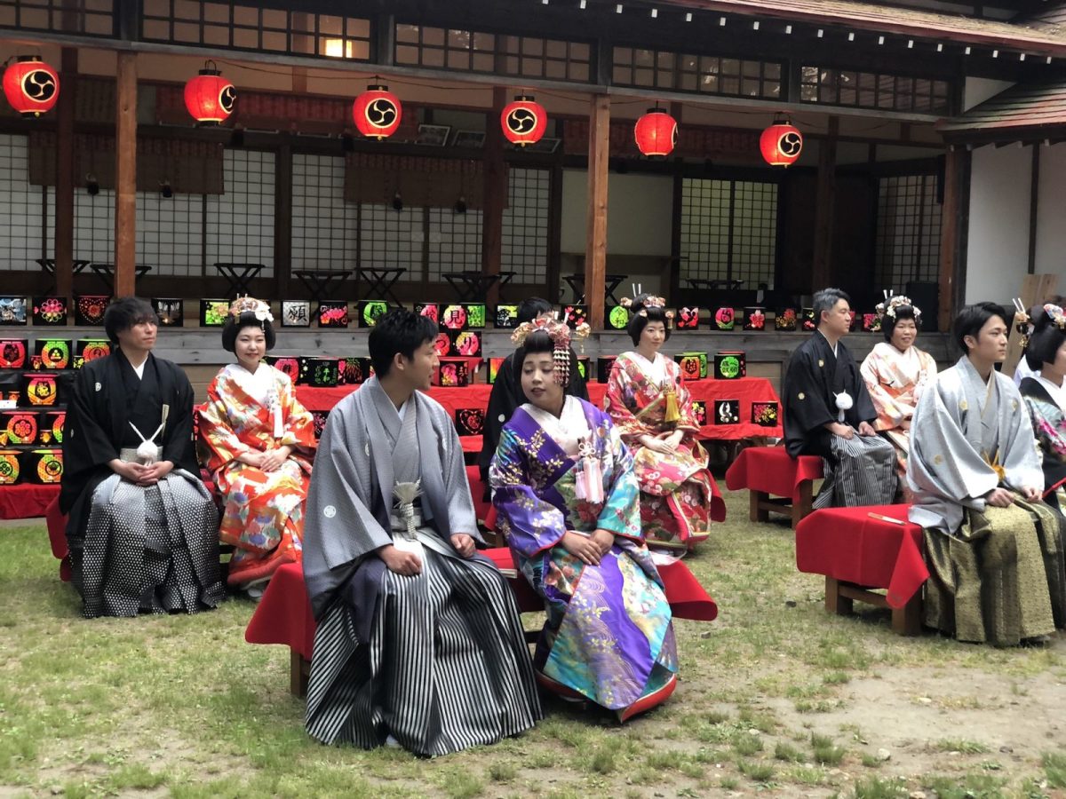 Newlywed couples at the Yomemi Festival.