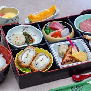 A new gourmet menu featuring local flavors from the Shirakami coast is now available at Hatahata-kan in Akita Prefecture.
